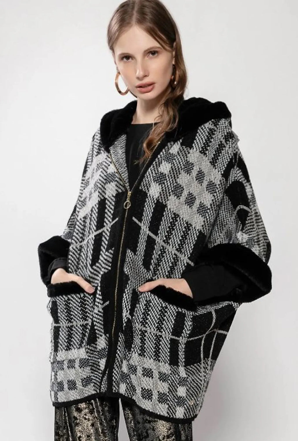 Capa Xadrez Alongada Modelo Poncho com Capuz e Zíper