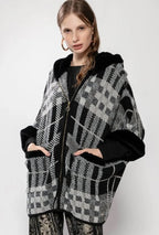 Capa Xadrez Alongada Modelo Poncho com Capuz e Zíper