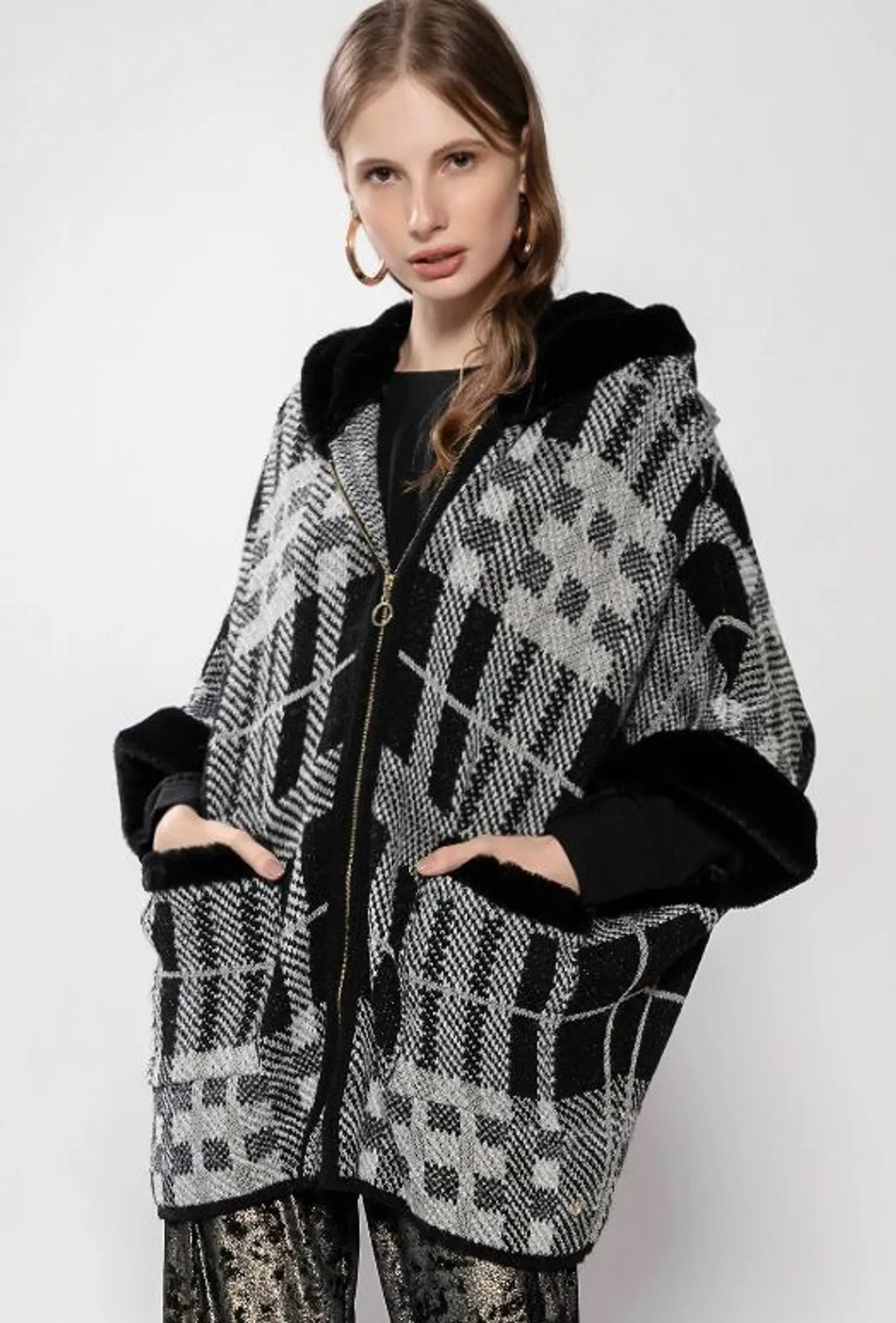 Capa Xadrez Alongada Modelo Poncho com Capuz e Zíper