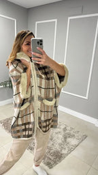 Capa Xadrez Alongada Modelo Poncho com Capuz e Zíper