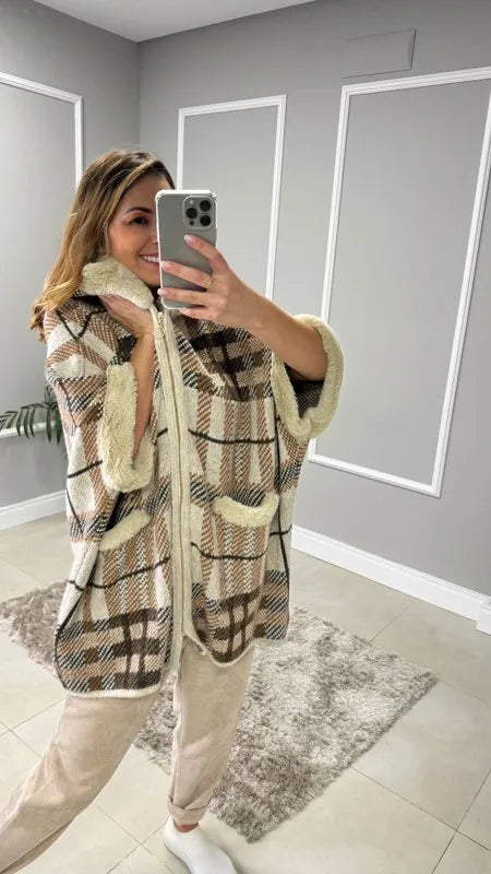 Capa Xadrez Alongada Modelo Poncho com Capuz e Zíper