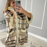Capa Xadrez Alongada Modelo Poncho com Capuz e Zíper