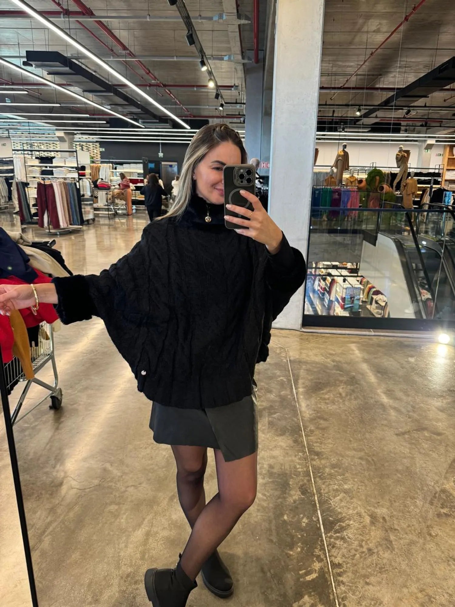 Blusa / Capa Com Aplicação De Pele Fake E Tecimento em Tranças -