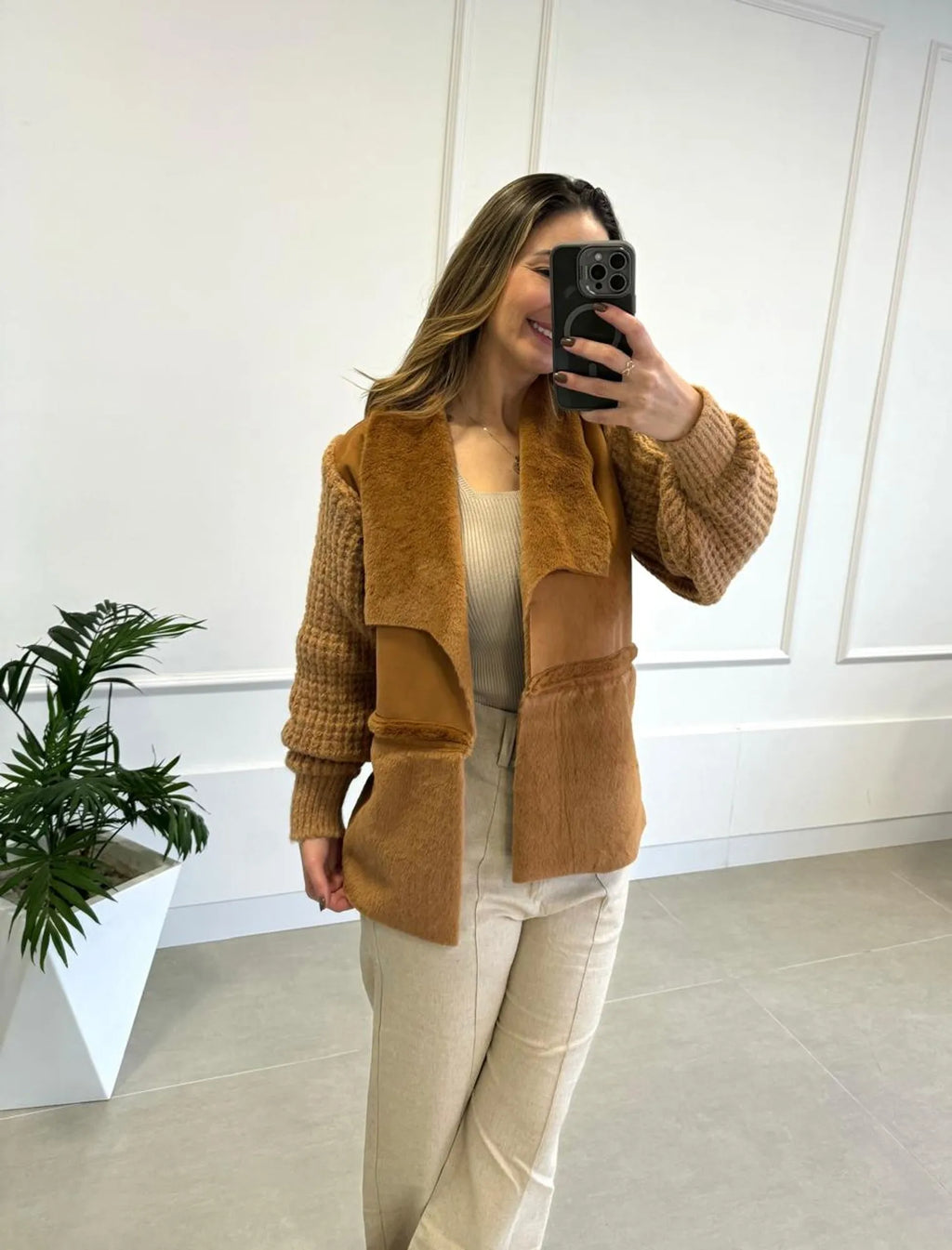 Casaco com detalhes em Suede com manga em tricot e pele fake 11862 - Tricô Caramelo