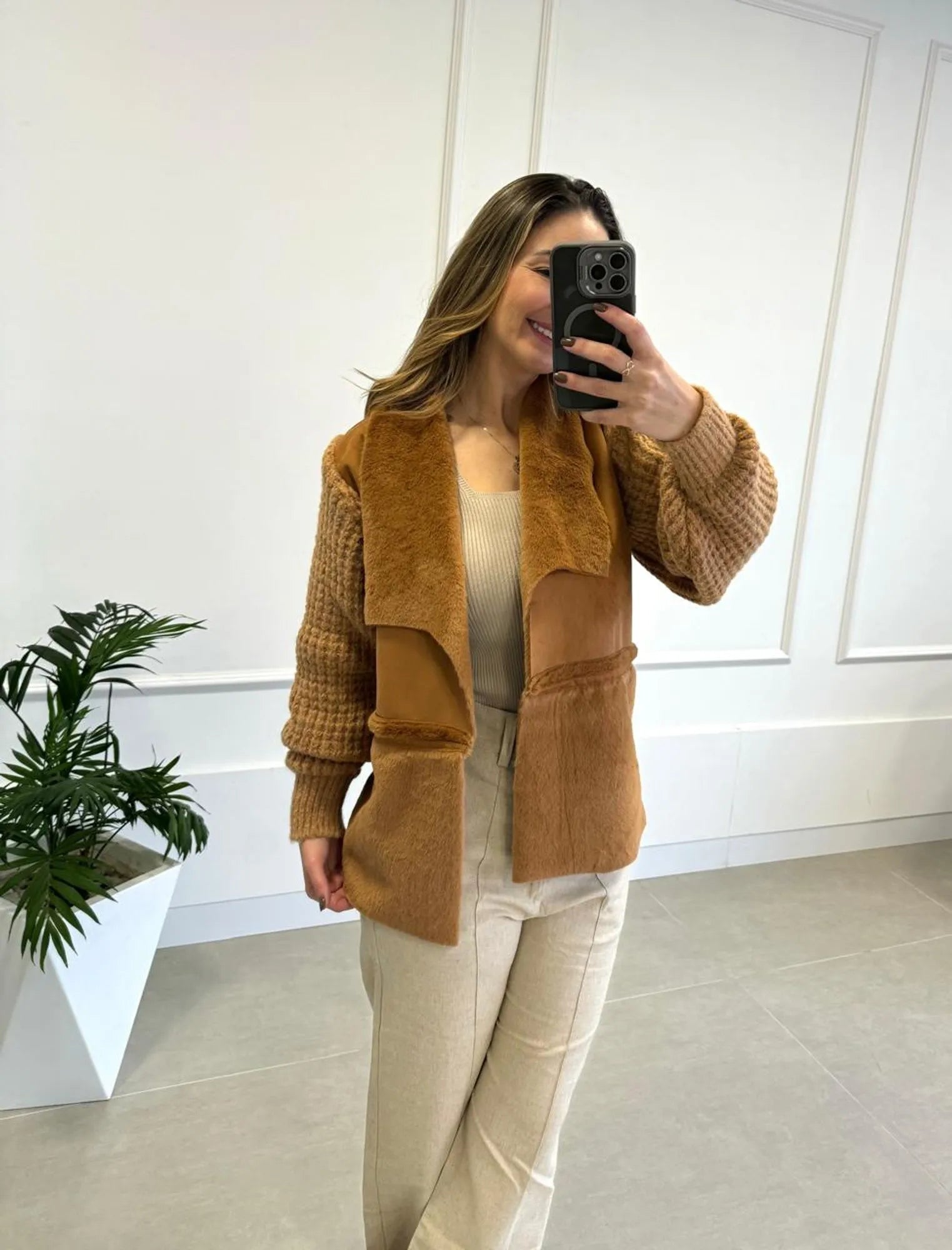 Casaco com detalhes em Suede com manga em tricot e pele fake 11862 - Tricô Caramelo