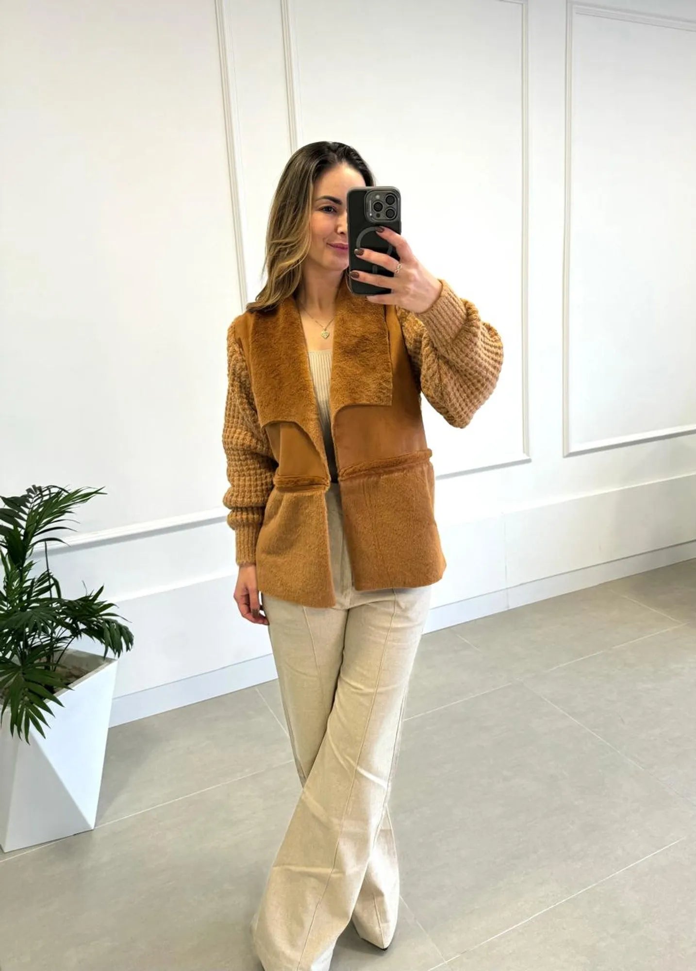 Casaco com detalhes em Suede com manga em tricot e pele fake 11862 - Tricô Caramelo