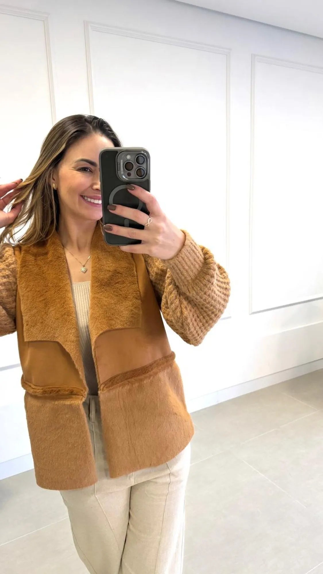 Casaco com detalhes em Suede com manga em tricot e pele fake 11862 - Tricô Caramelo