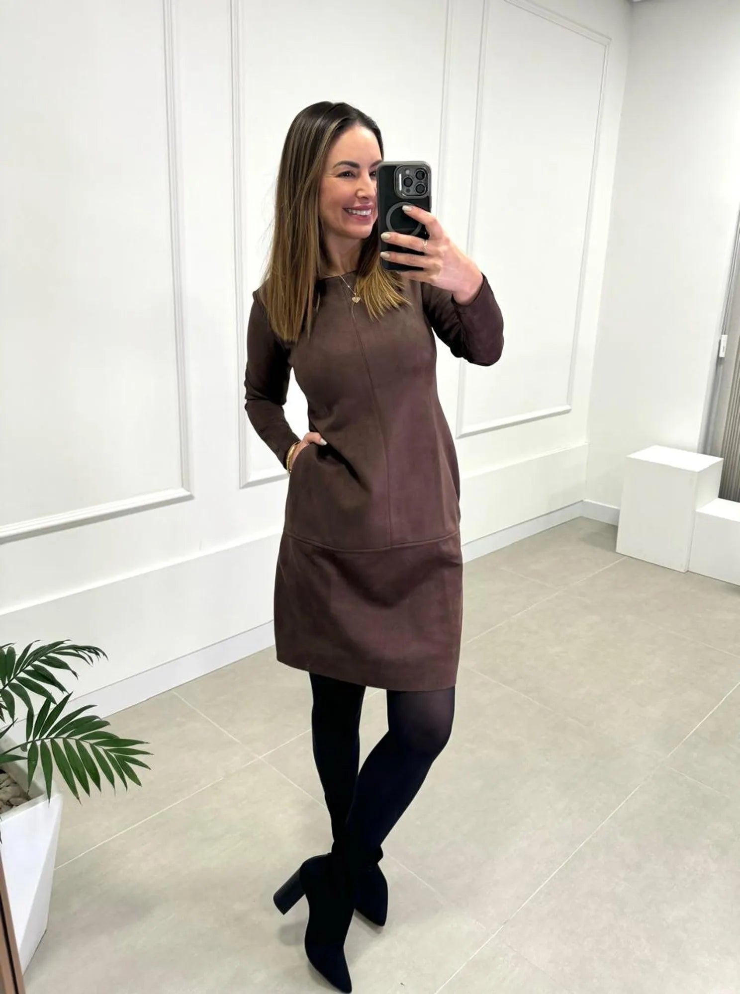 Vestido Suede com Bolso e Pesponto  - Tricô Marrom Escuro