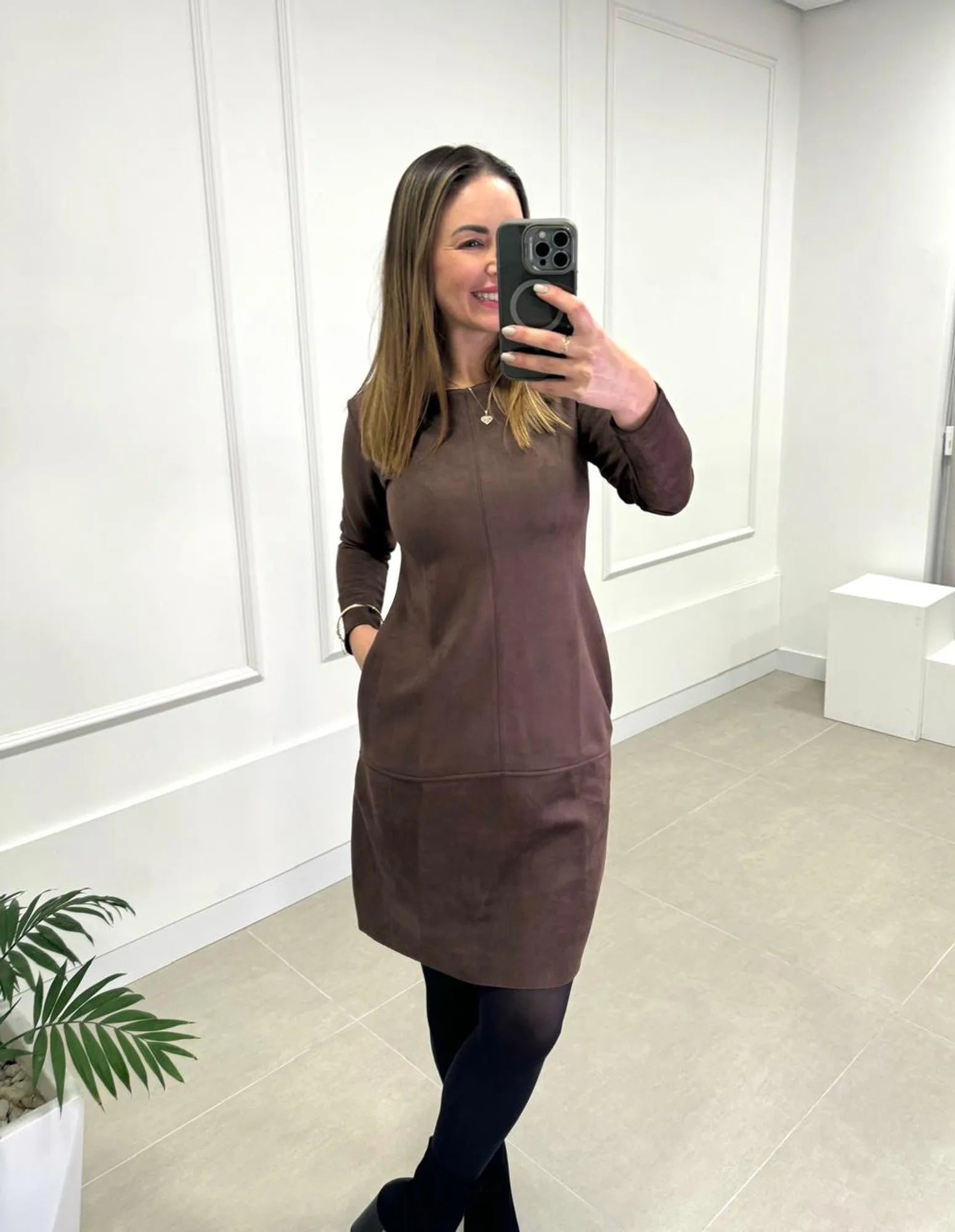 Vestido Suede com Bolso e Pesponto  - Tricô Marrom Escuro