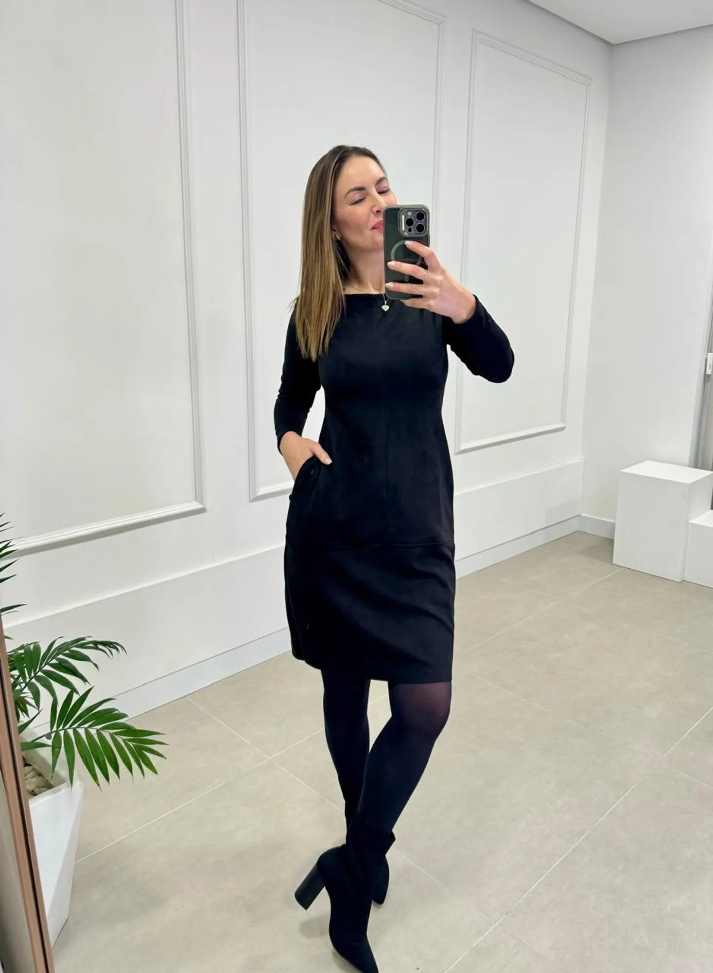 Vestido Suede com Bolso e Pesponto - Tricô Preto
